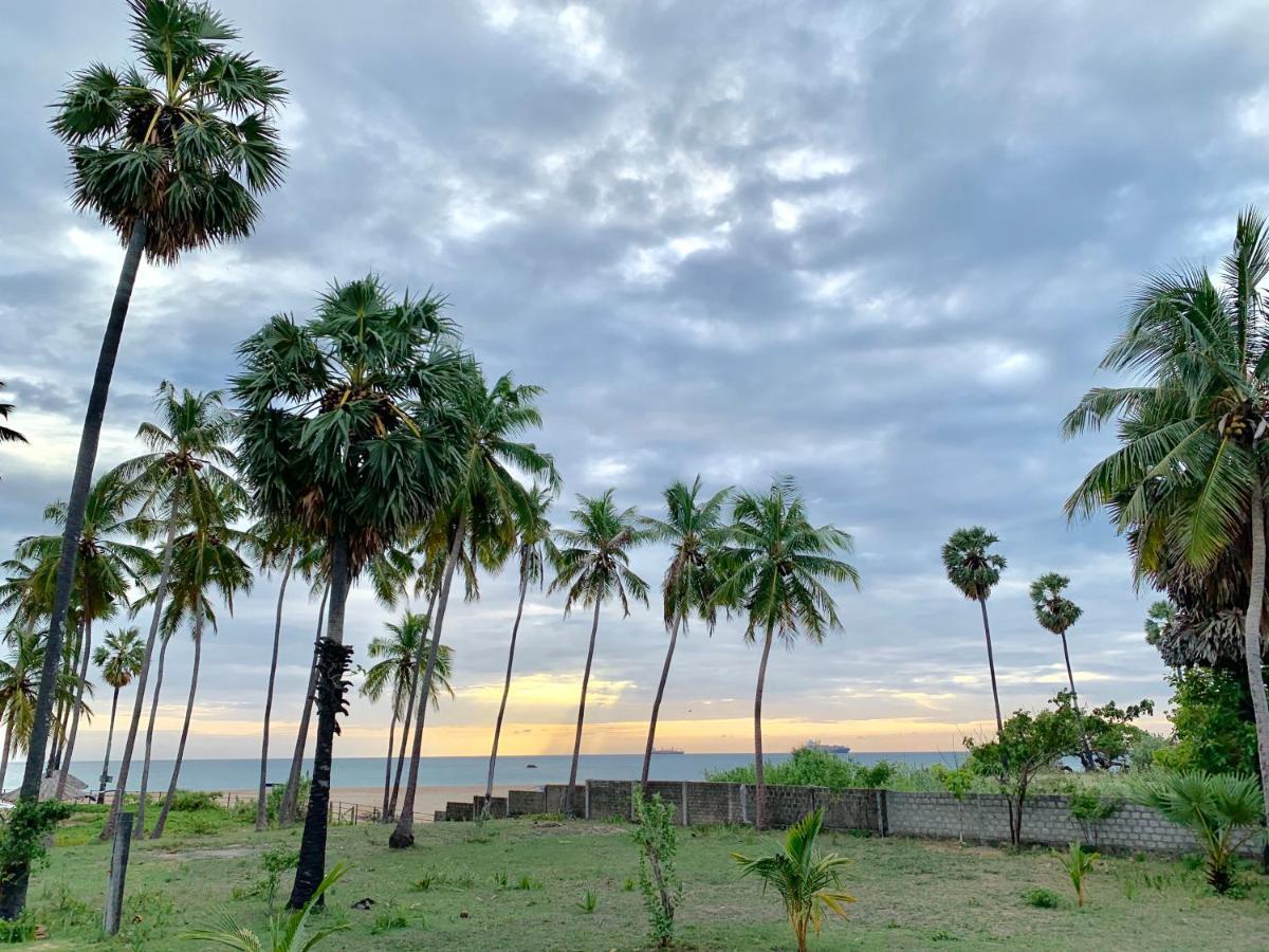 108 Palms Beach Resort トリンコマリー エクステリア 写真